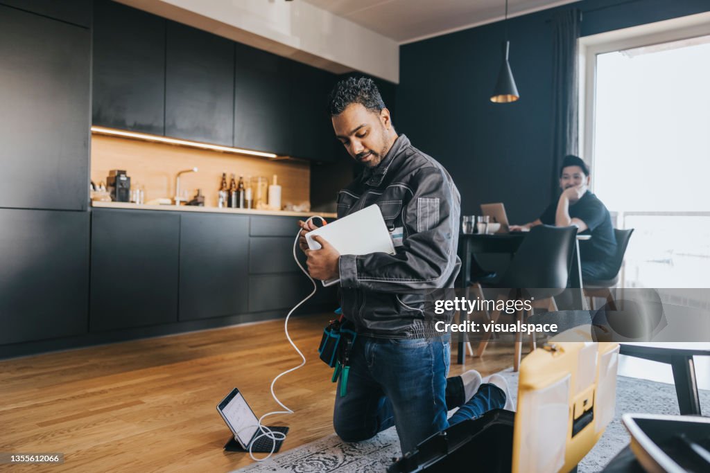 Técnico instalando roteador wi-fi em casa