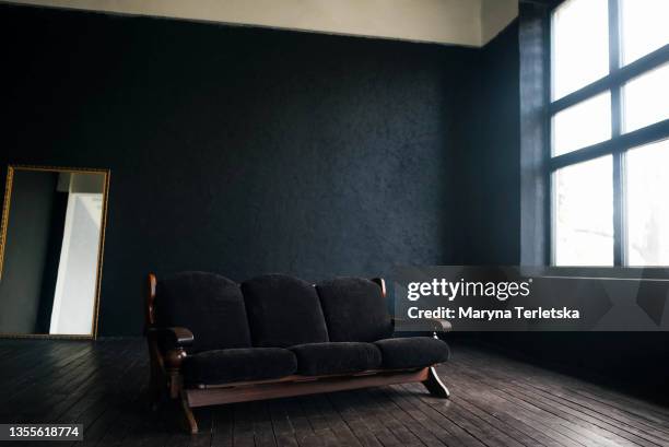large dark sofa on a dark background. - salon bleu photos et images de collection