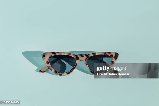 sunglasses on blue background - solglasögon bildbanksfoton och bilder