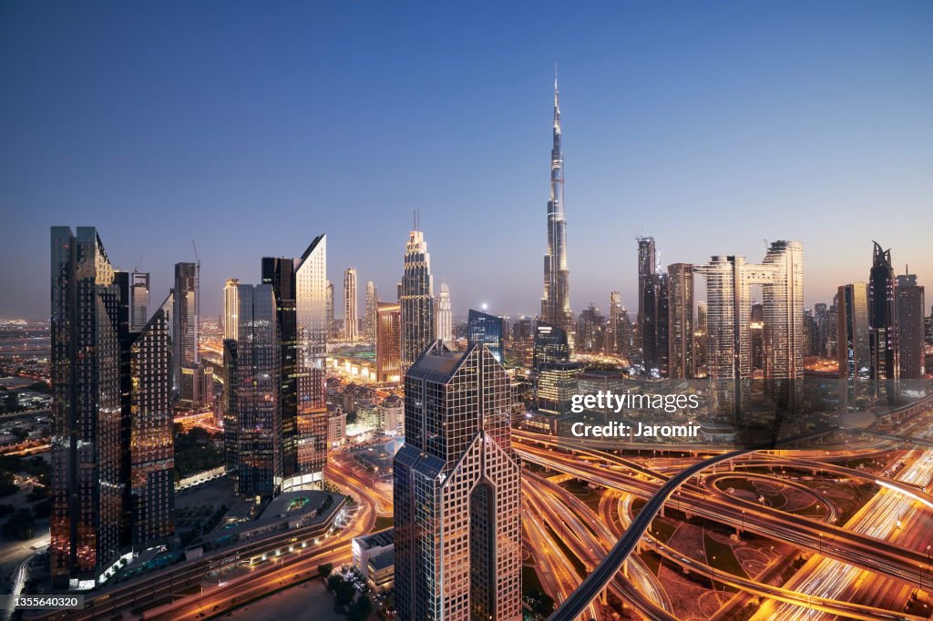 Dubai cityscape at night"n