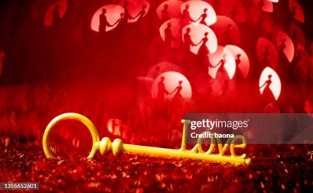 key with word love on shiny background - couple au lit stockfoto's en -beelden