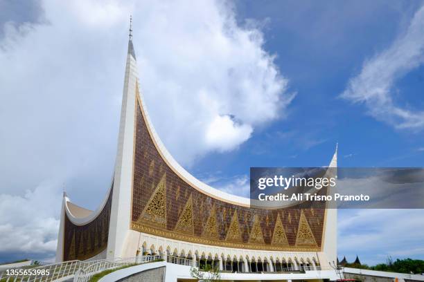 grand mosque, padang, west sumatra - province sumatra occidental photos et images de collection