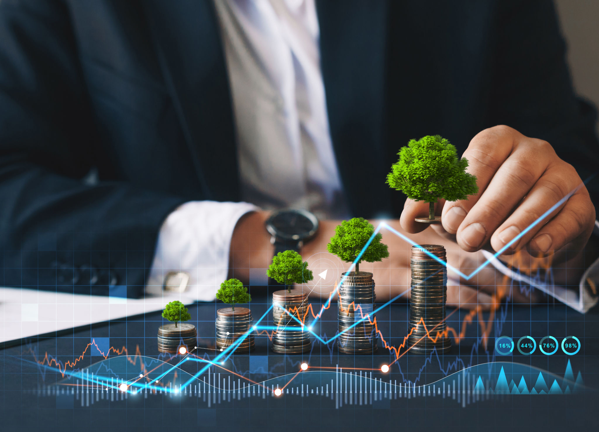 Inversión en ecoempe negocios. Crecimiento de negocios verdes. Hombre de negocios sosteniendo moneda con árbol creciendo en pila de monedas de dinero. Financiar el desarrollo sostenible. Concepto de paso y aumento de energías renovables. Inversión en ecoempe negocios. Crecimiento de negocios verdes. Hombre de negocios sosteniendo moneda con árbol creciendo en pila de monedas de dinero. Financiar el desarrollo sostenible. Concepto de paso y aumento de energías renovables.