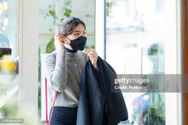 businesswoman wearing face mask arriving at office - protective face mask office stock pictures, royalty-free photos & images