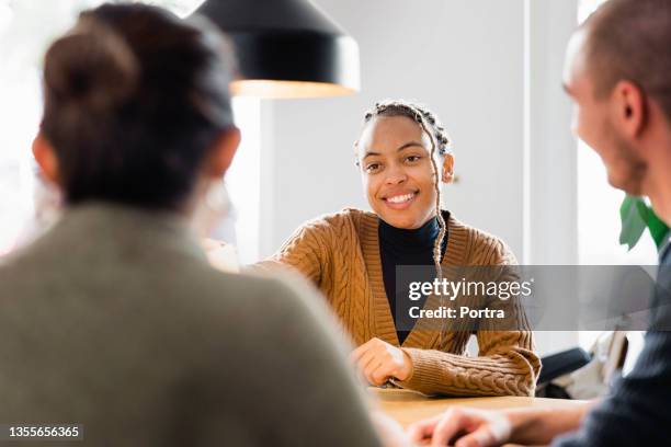 confident female applicant smiling at job interview - recruiter stockfoto's en -beelden