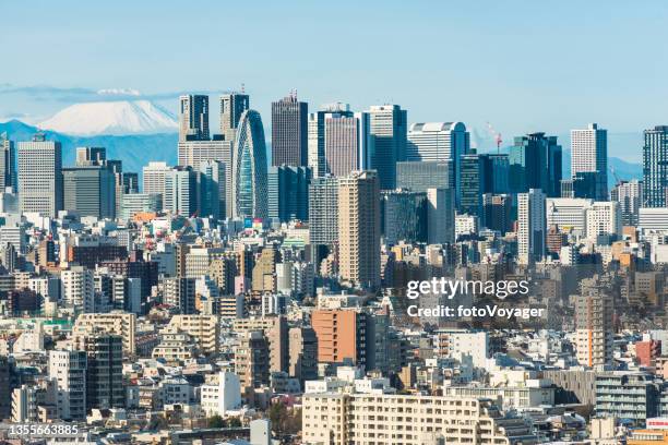 tokyo mt fuji rising behind shinjuku skyscrapers highrise cityscape japan - nishi shinjuku stockfoto's en -beelden