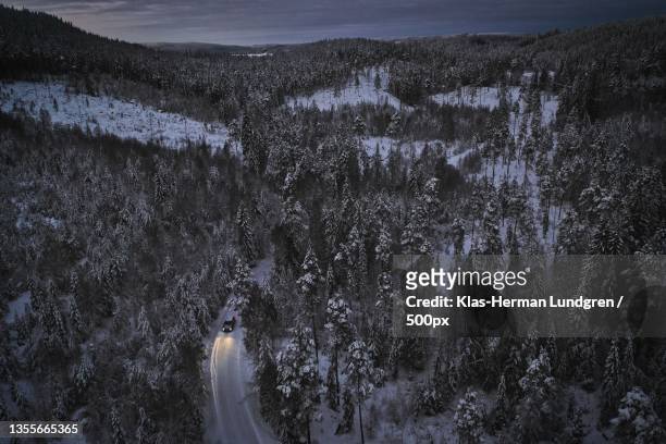 christmas travel in sweden,scenic view of snow covered mountain against sky - snö stockfoto's en -beelden