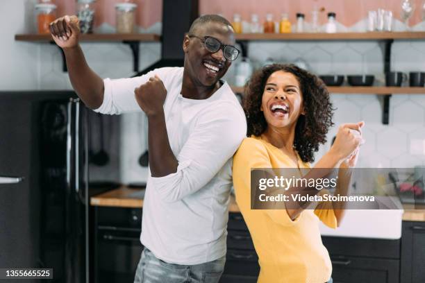 couple dancing in the kitchen. - couple dancing at home stockfoto's en -beelden