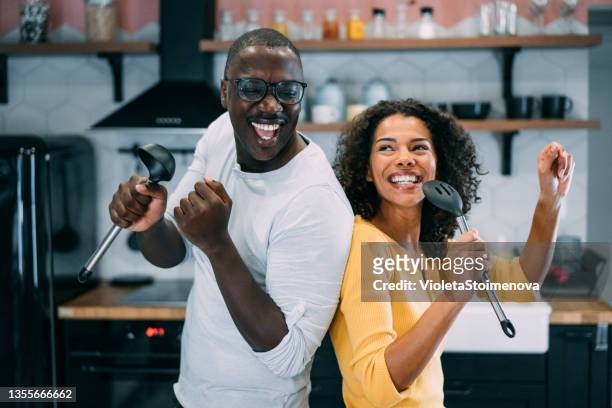 spaß in der küche. - african couple stock-fotos und bilder