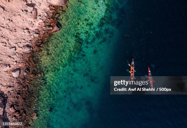 kayak in khasab,aerial view of boats on sea,khasab,oman - reading v oman stockfoto's en -beelden