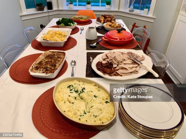 thanksgiving dinner - bowls of side dishes roast fotografías e imágenes de stock