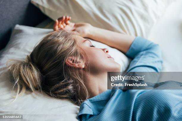 a beautiful blonde falling asleep - silk 個照片及圖片檔