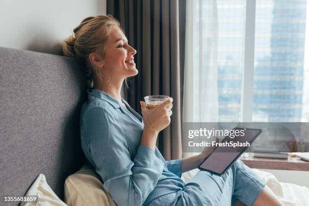 eine glückliche frau, die ihren morgenkaffee trinkt - cotton plant stock-fotos und bilder