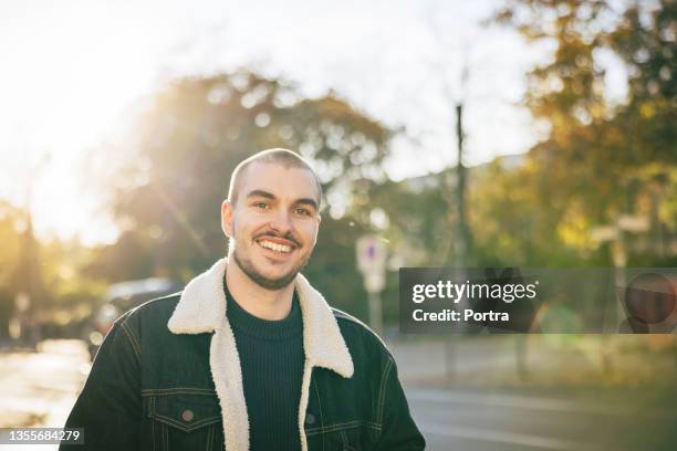 retrato de un apuesto joven de pie al aire libre - encuadre cintura para arriba fotografías e imágenes de stock