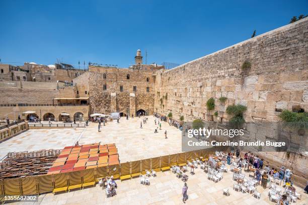 praying at the western wall, jerusalem, israel - jerusalem temple stock pictures, royalty-free photos & images