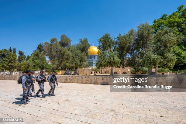 fuerzas de seguridad israelíes fuertemente armadas caminando en jerusalén, israel - resident fotografías e imágenes de stock