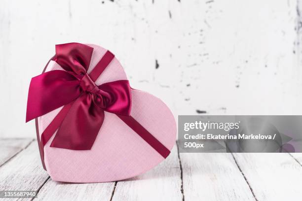 valentines day greeting card,close-up of gift box on table - gift box tag stock-fotos und bilder