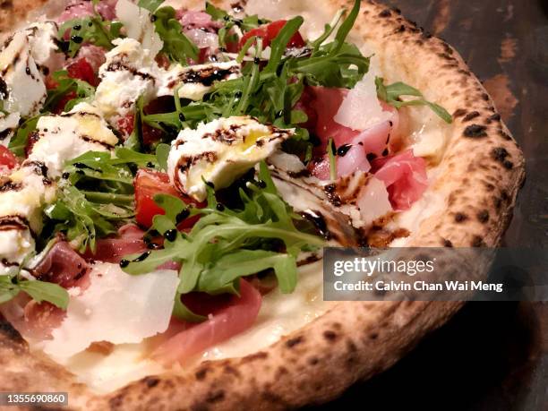 parma ham wild rocket pizza - italien food stock pictures, royalty-free photos & images