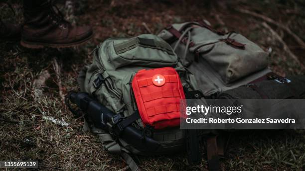 military backpack with emergency kit - trousse de secours photos et images de collection