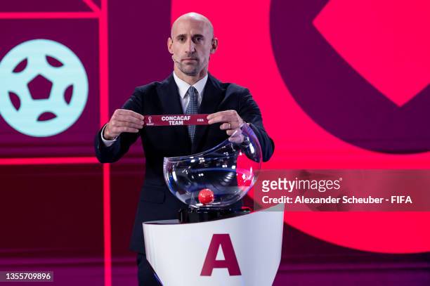 Pablo Zabaleta draws the card of Concacaf Team during the FIFA World Cup Qatar 2022 Intercontinental Play-Off Draw on November 26, 2021 in Zurich,...