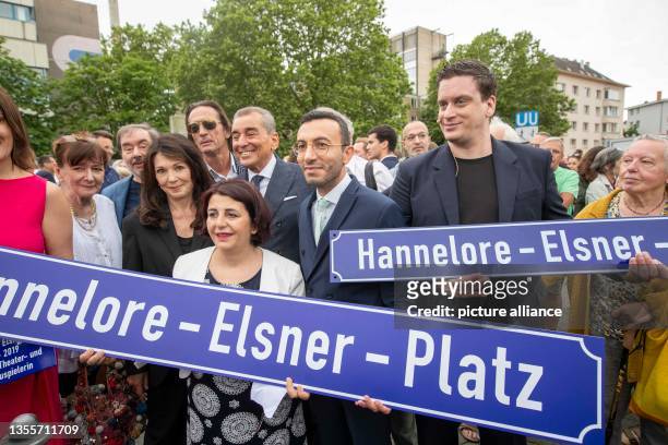 June 2023, Hesse, Frankfurt/M.: Iris Berben , actress, Mike Josef , Mayor of Frankfurt, and Dominik Elstner , son of Hannelore Elsner, attend the...