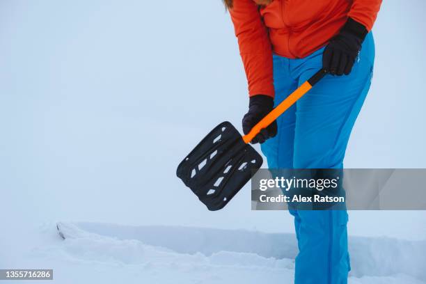close up of a backcountry skier assembling a portable avalanche shovel - spaten stock-fotos und bilder