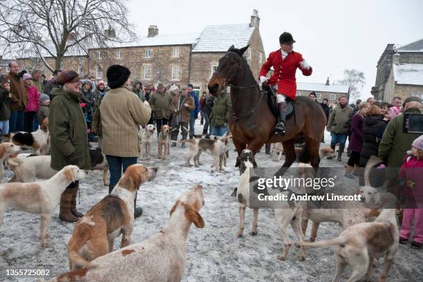 fox hunt meeting on boxing day - the hunt stock pictures, royalty-free photos & images