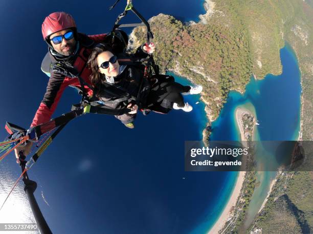 adrenaline, paragliding in fethiye, babadag - water glide stockfoto's en -beelden