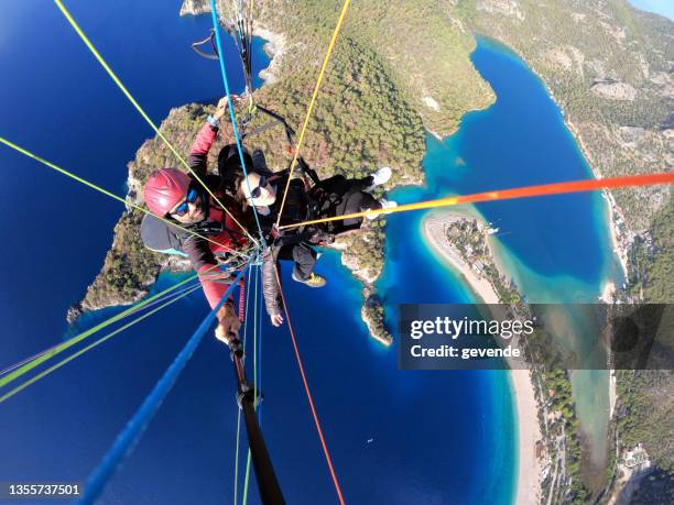 adrenaline, paragliding in fethiye, babadag - water glide stockfoto's en -beelden