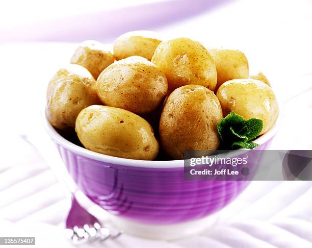 boiled british new potatoes - nieuwe aardappel stockfoto's en -beelden