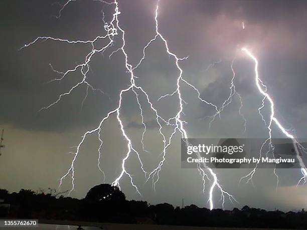 triple whammy forked lightning - monzón fotografías e imágenes de stock