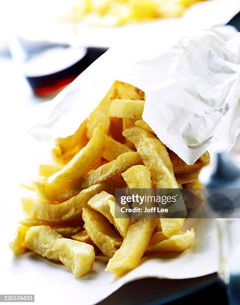 chips spilling out of paper bag - papier tasche offen stock-fotos und bilder