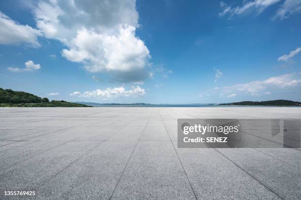 empty parking lot - asphalt textur ohne personen stock-fotos und bilder