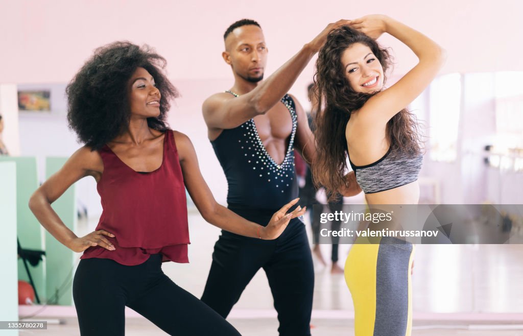 Des gens multiraciaux heureux prenant des cours de danse dans un studio de danse
