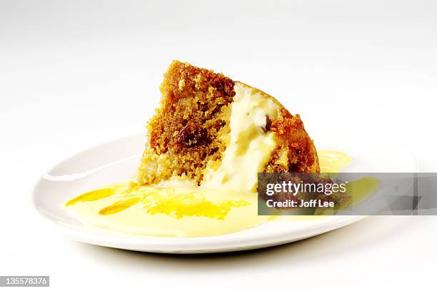 steamed treacle & raisin sponge pudding with custard - molasses fotografías e imágenes de stock