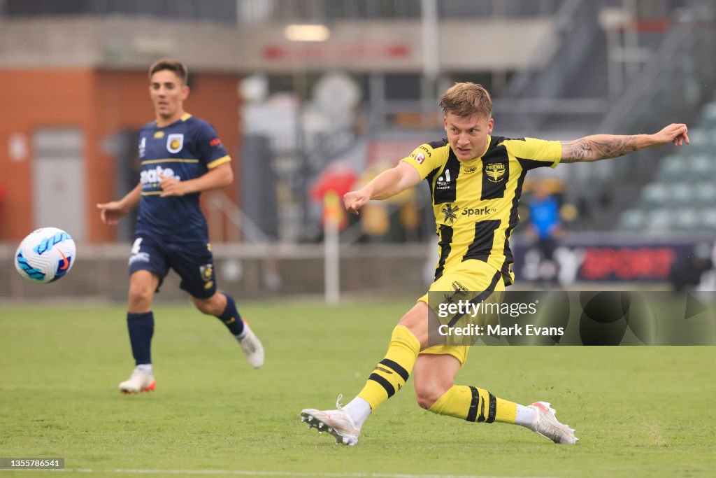 A-League Rd 2 - Wellington Phoenix v Central Coast Mariners