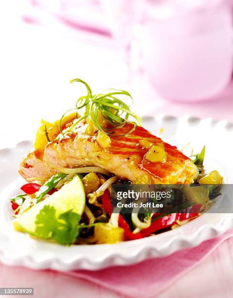 salmon with honey & stir-fried vegetables - gebackener lachs stock-fotos und bilder