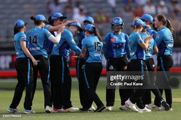 The Strikers celebrate the wicket of Sophie Devine of the Scorchers during the Women's Big Bash League Final match between the Perth Scorchers and...