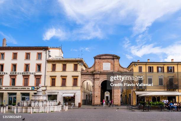 rimini, piazza cavour (emilia-romaña, italia) - rimini fotografías e imágenes de stock