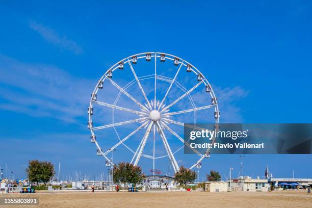 rimini, beach & ferris wheel (emilia-romagna, italy) - rimini stock pictures, royalty-free photos & images
