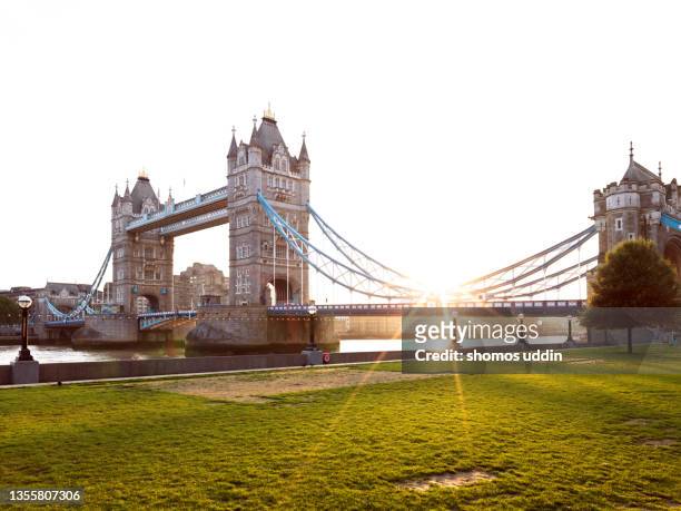 tower bridge at sunrise - tower bridge stock pictures, royalty-free photos & images