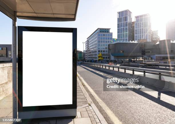 street of london with blank digital billboard at bus stop - bushaltestelle stock-fotos und bilder