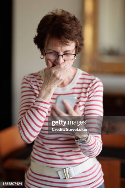 reading big news on her phone - good news bad news stock pictures, royalty-free photos & images