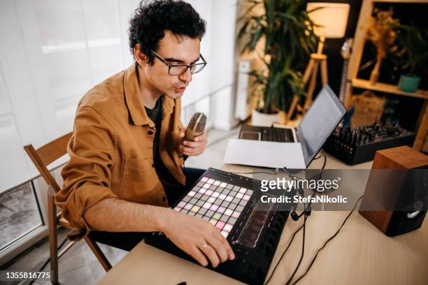 male artist making music in recording - popmuzikant stockfoto's en -beelden