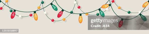 ilustrações de stock, clip art, desenhos animados e ícones de seamless string of colorful christmas lights and ornaments - luzes de natal