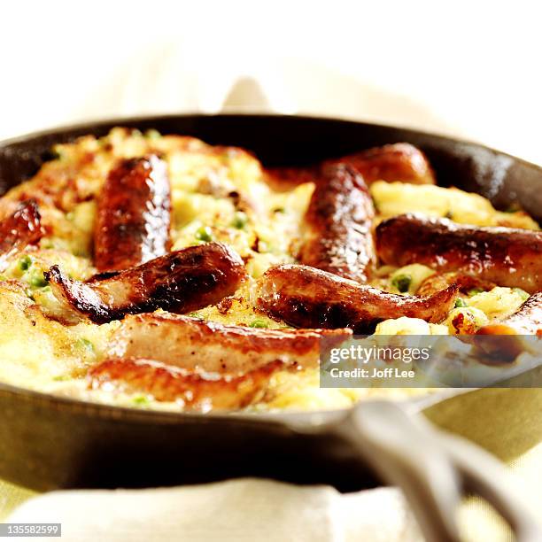 sausages with bubble and squeak in frying pan - bubble and squeak stock-fotos und bilder