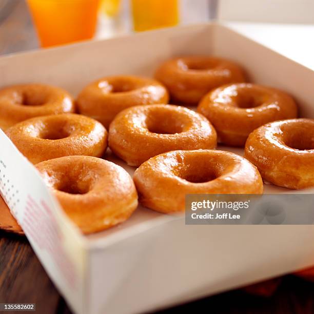 box of glazed ring doughnuts - buñuelo en forma de rosca fotografías e imágenes de stock