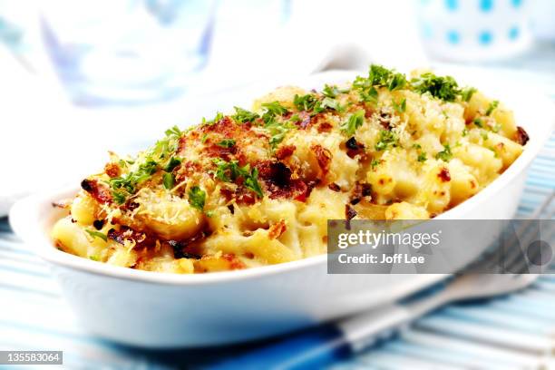 macaroni cheese - macaroni and cheese stockfoto's en -beelden