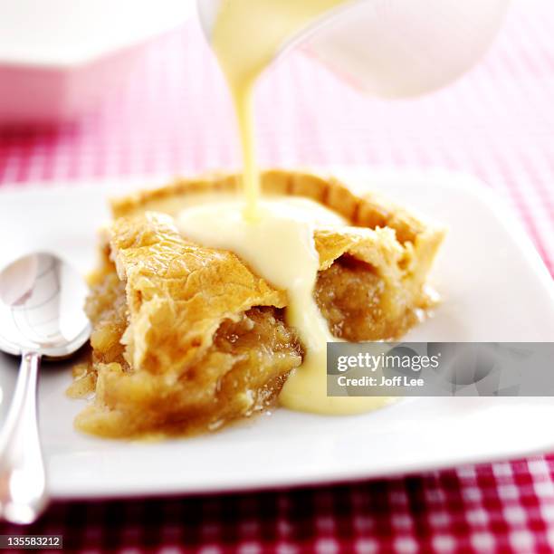 slice of apple pie with custard - vanillesoße stock-fotos und bilder