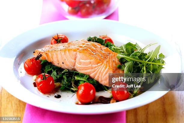 salmon steak with spinach and tomatoes - salmon steak stockfoto's en -beelden